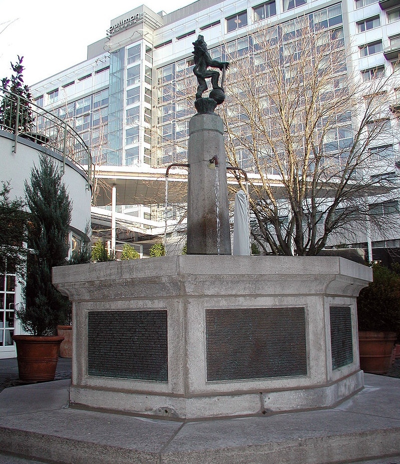 Памятник Lowenbrunnen с именами погибших учеников